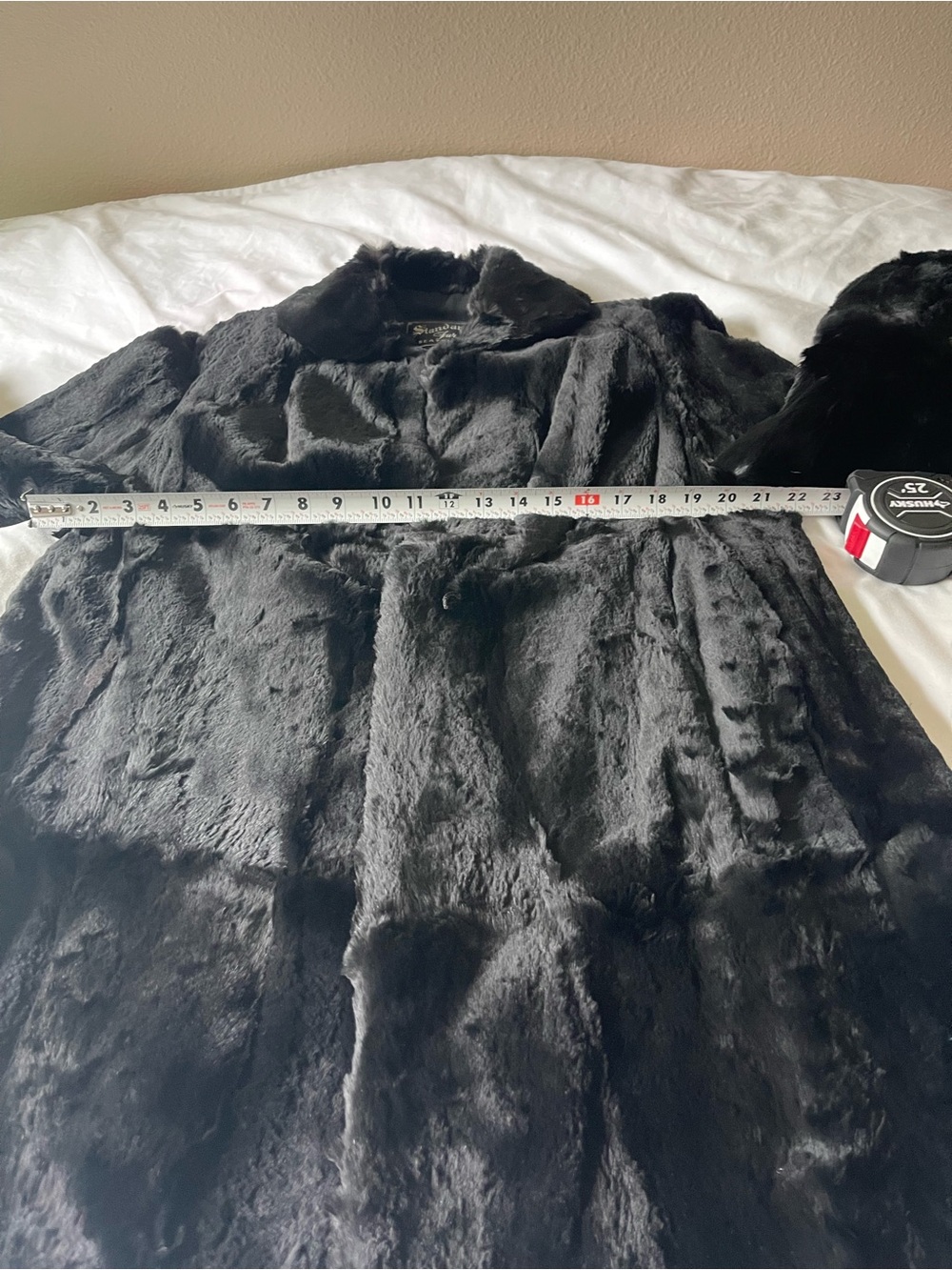 Black standard furs of Seattle Fur Coat - Women’s Elegant Winter coat - Picture 3 of 8